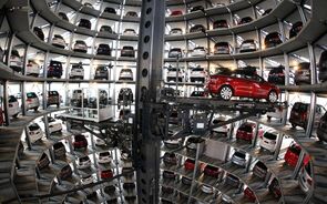 Vendas de automóveis na UE caem 1% em fevereiro