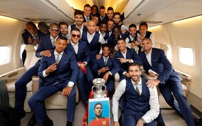 A selecção a caminho de Lisboa faz homenagem a Eusébio