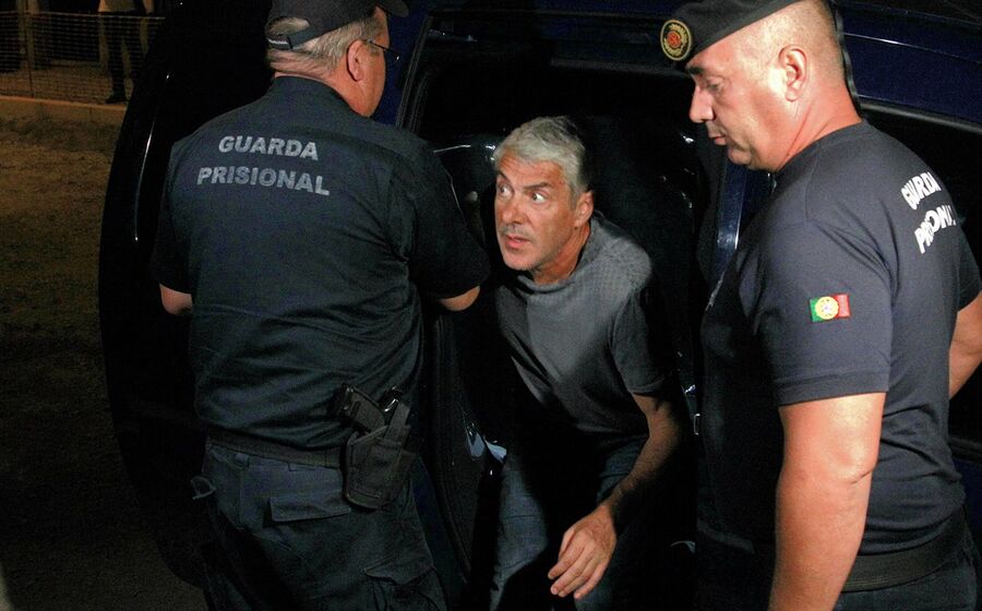 Passaram dois anos e meio desde a noite em que José Sócrates, chegado de Paris, foi detido no aeroporto de Lisboa. A investigação contra si, que já então teria alguns meses, ainda continua. Está indiciado por corrupção, fraude fiscal e branqueamento de capitais.