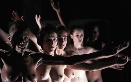 Espetáculos só com máscaras, desinfeção, lugares marcados, vias de entrada e saída