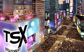 Novo 'billboard' na Times Square deixa marcas sair do ecrã com um palco 