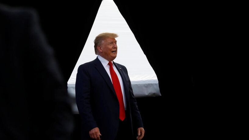 Trump colocou "interesses pessoais à frente dos EUA", diz relatório de impeachment