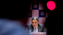 Caixa espera fechar venda do banco no Brasil até fevereiro