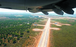 Melhoria do projeto do aeroporto do Montijo continua nos planos do Governo
