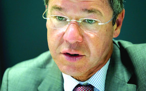 Autocarros de turismo reforçam serviço ferroviário na região de Lisboa