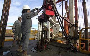 Melhoria da atividade industrial e fraqueza do dólar animam petróleo