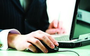 EY: Trabalhadores seniores são os que mais sentem efeitos da pandemia 