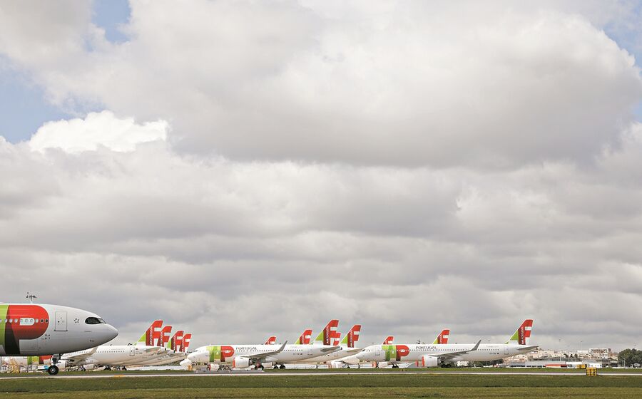 A TAP, que tem mais de 100 aviões, tem a sua atividade praticamente parada devido à pandemia da covid-19.