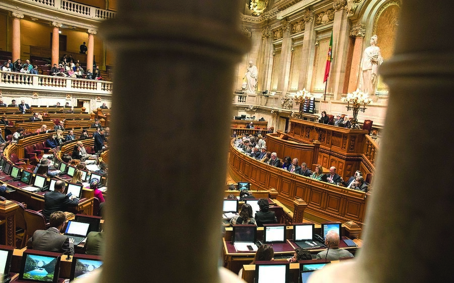 Propostas do PS, PSD e CDS desceram para discussão na especialidade sem votação na generalidade.