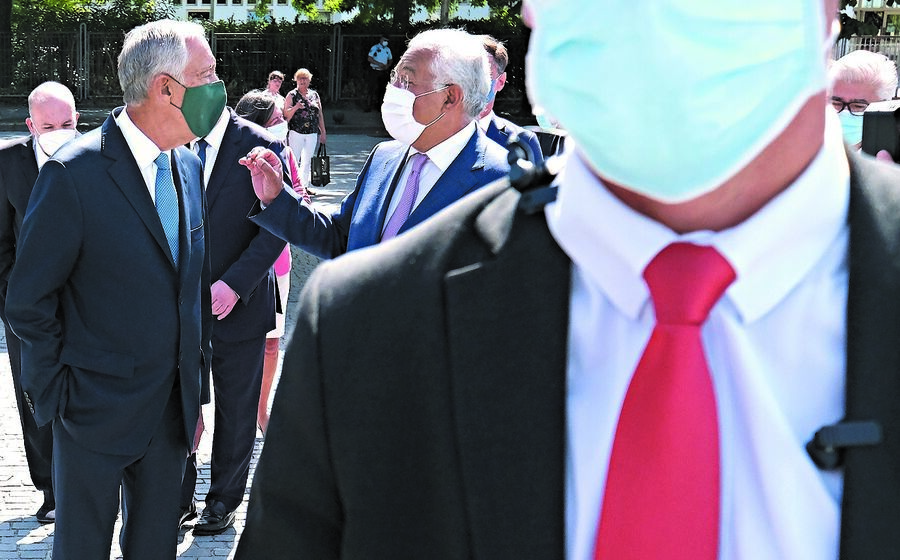 Marcelo Rebelo de Sousa e António Costa trocam impressões à entrada para a reunião com os especialistas na Faculdade de Medicina do Porto.