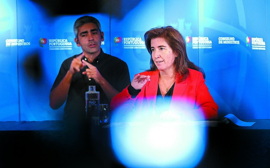 O apoio é claramente inspirado no lay-off. Ana Mendes Godinho sublinha que os conceitos não se confundem.