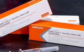 Brasil suspende testes com vacina chinesa por 'evento adverso grave'