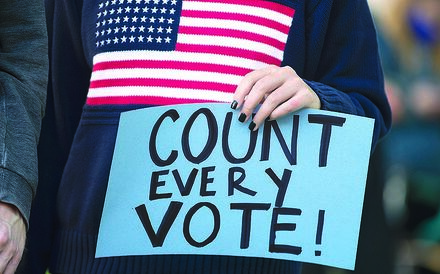 Trump sem mãos a medir para salvar reeleição