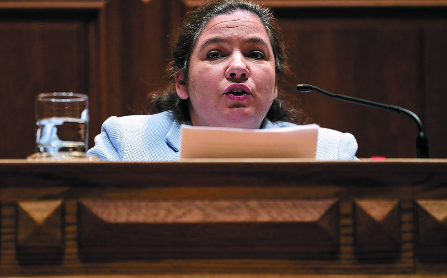 A ministra da Administração Pública esteve ontem no Parlamento a defender a proposta de Orçamento do Estado do Governo.