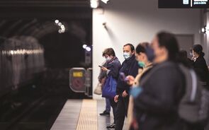 Trabalhadores com salário mínimo caem muito com a crise