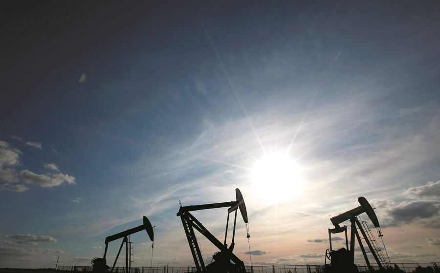 Os preços do crude em níveis inviáveis para o custo do “fracking”, os cortes de “rating”, o elevado endividamento e o crescimento das energias mais limpas pressionaram o setor do petróleo de xisto.