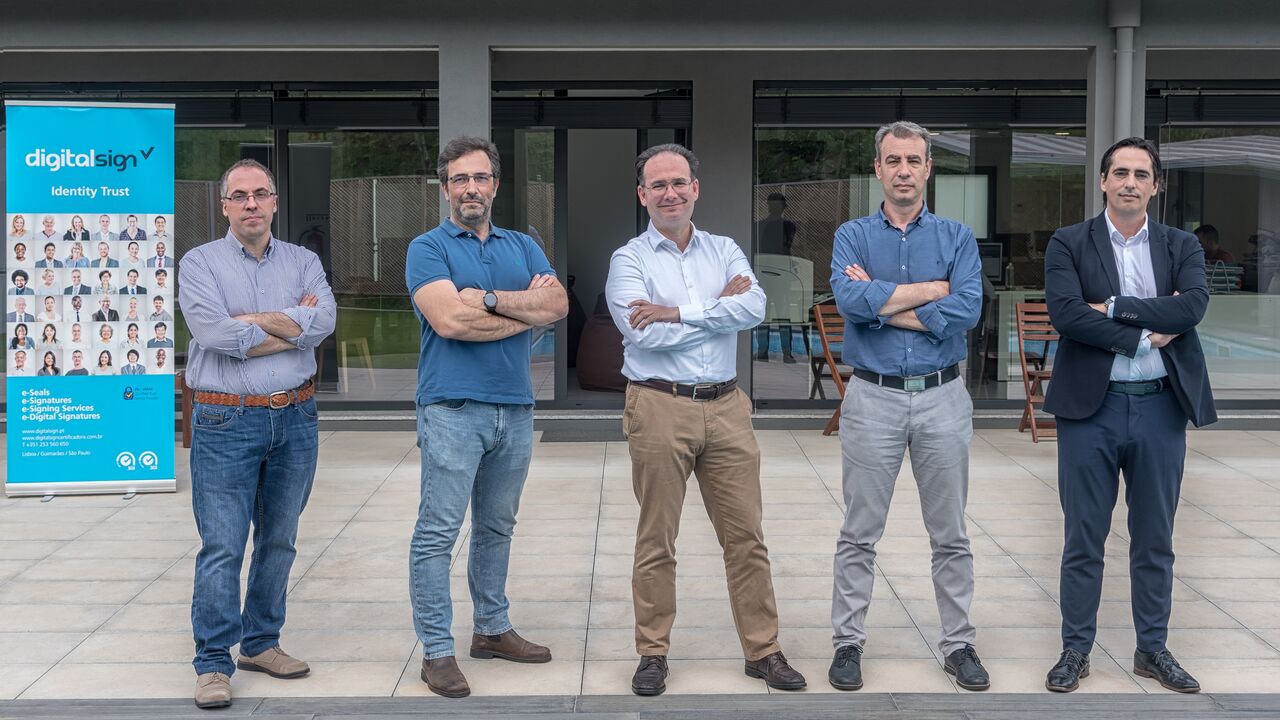 Da direita para a esquerda: Miguel Cruz, diretor comercial & marketing; Álvaro Matos, diretor geral; Fernando Moreira, administrador; Aníbal Leite, diretor de infraestrutura e Serafim Gomes, diretor de desenvolvimento.