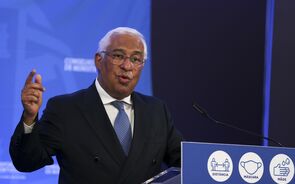 Há novas regras para restaurantes e comércio. Limites de infeções duplicam nas regiões com menos pessoas 