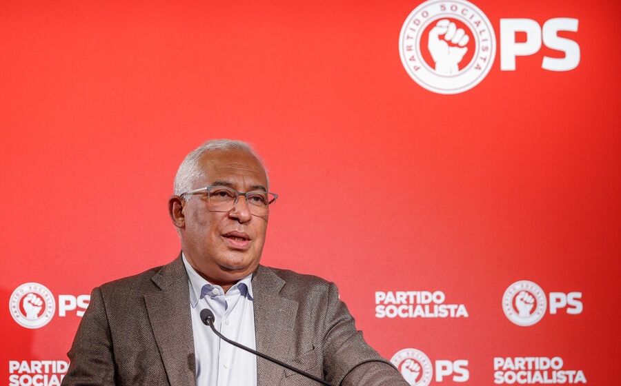 António Costa vê o PS recuar nas intenções de voto, mas continua a ser o líder partidário que mais pontua na imagem.