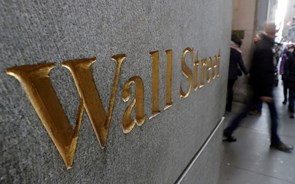 Wall Street fecha no vermelho após alertas de bancos