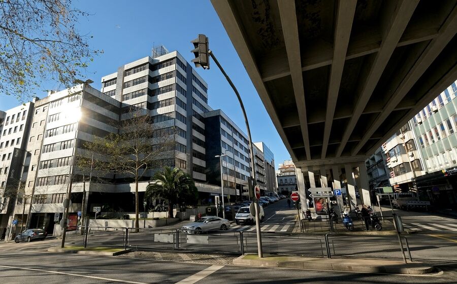 O edifício adquirido pela Finangeste à CGD fica situado no gaveto da rua de Camões com a de Gonçalo Cristóvão, perto da Câmara do Porto.
