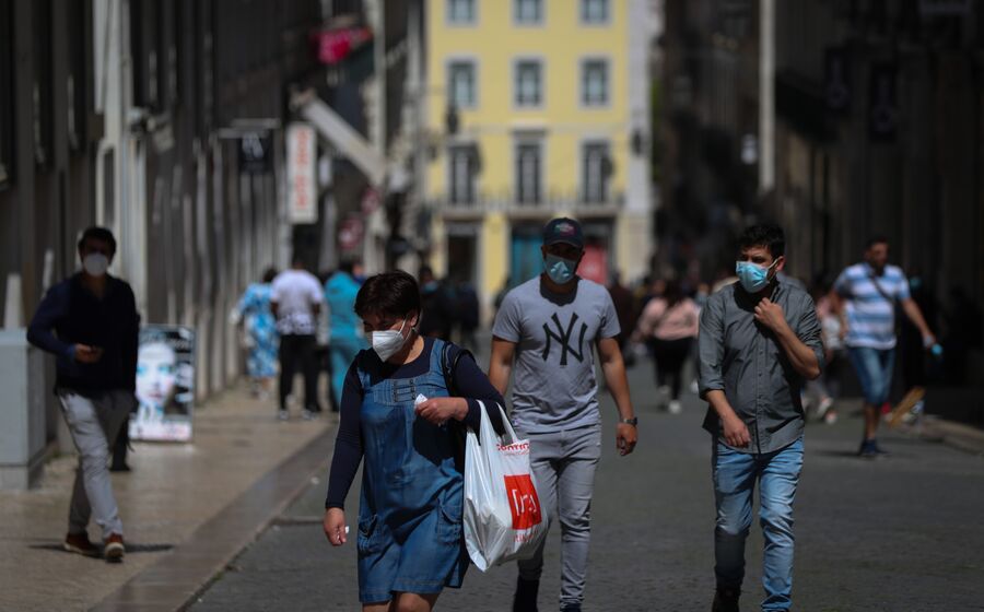 As famílias estão a consumir mais e a esvaziar a poupança extra conseguida durante o pico da pandemia.