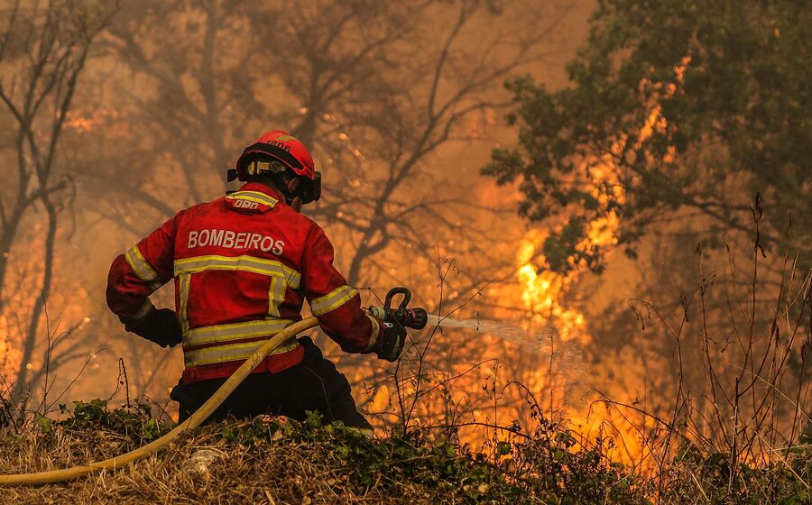 Temperaturas elevadas têm criado condições para um maior número de incêndios. Trabalho dos bombeiros é cada vez mais complicado.
