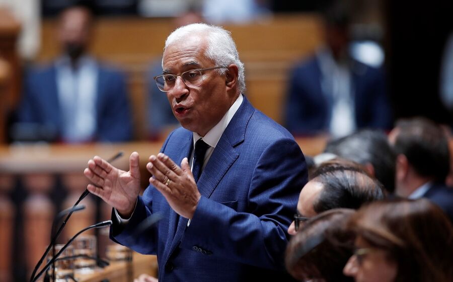 O primeiro-ministro diz que as quebras de poder de compra servem para travar uma “espiral inflacionista”.