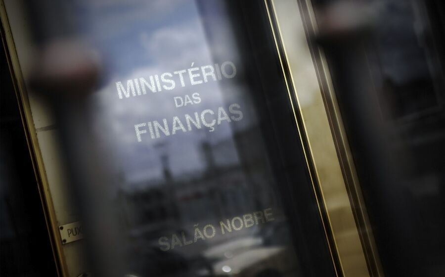A eliminação do prazo de reporte de prejuízos é vista como positiva, mas a redução de 70% para 65% do lucro a compensar é criticada.