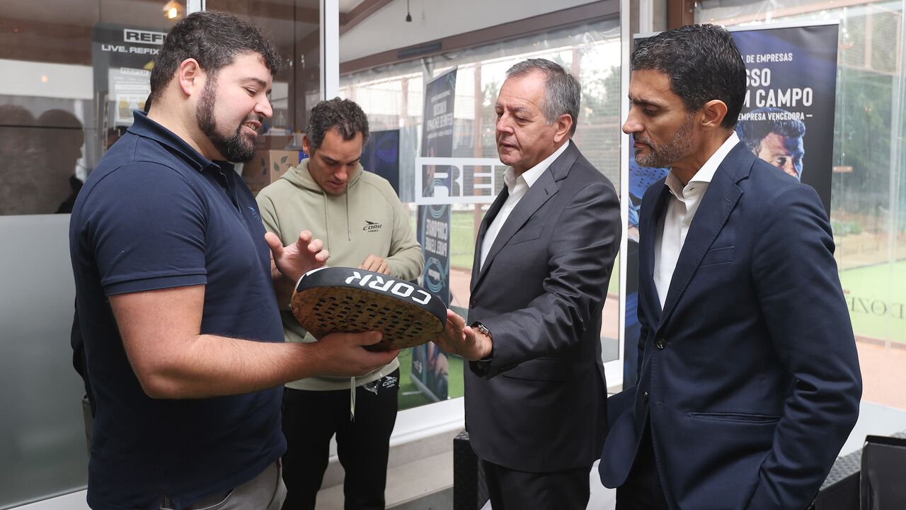 Nicolau Silva e Pedro Plantier, fundadores da Cork Padel, explicam as vantagens da raquete da sua empresa a Luís Santana, administrador da Cofina e Nuno Nunes, Chief Sales Officer (CSO) do segmento B2B da Altice Portugal